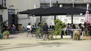 La terraza de Taverna del Rugby, situada en las instalaciones deportivas del Rugby Club L’Hospitalet.