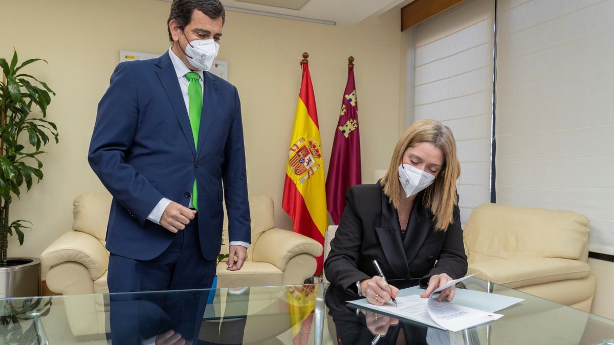 María Luis Casajús Galvache toma posesión del cargo de directora general de Carreteras en un acto presidido por el consejero de Fomento e Infraestructuras, José Ramón Díez de Revenga