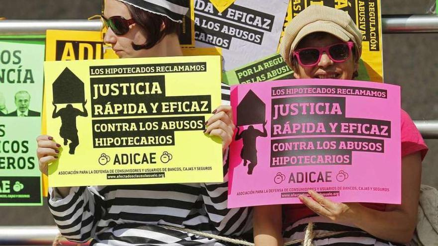 Concentración de Adicae contra las cláusulas suelo en un juzgado gallego.