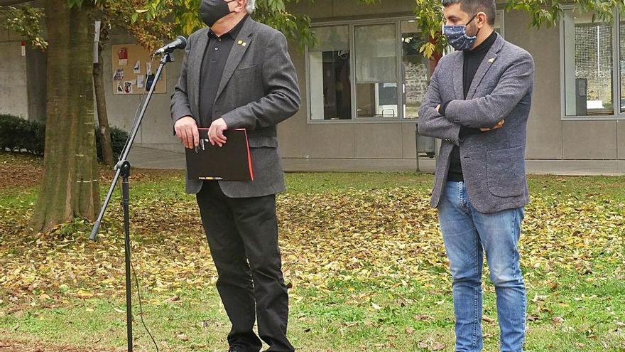 Un moment de la visita dels consellers de Treball, Afers Socials i Famílies i Educació a Olot