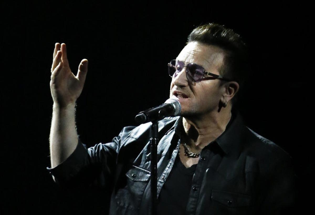 El líder d’U2, Bono, durant una actuació a Berlín, al novembre.