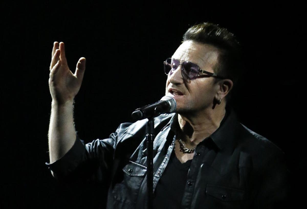 El líder d’U2, Bono, durant una actuació a Berlín, al novembre. El líder d’U2, Bono, durant una actuació a Berlín, al novembre.