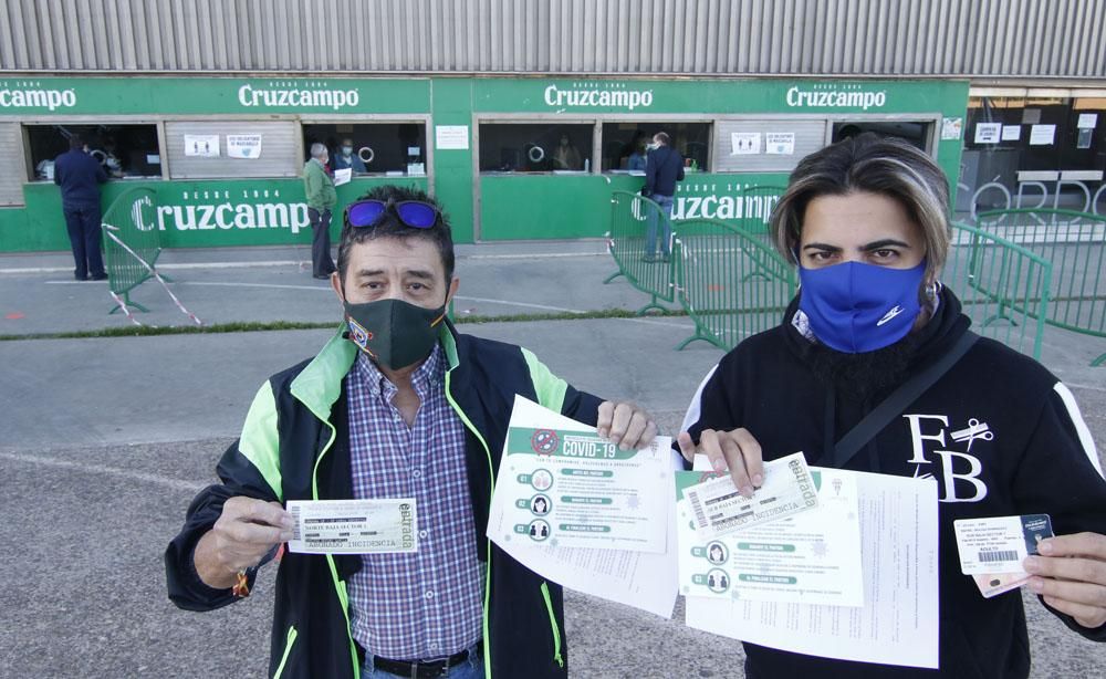 Largas colas en el Arcángel para recoger las primeras entradas de la era Covid