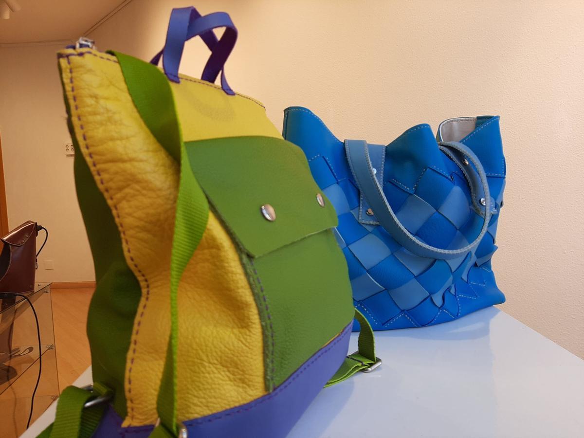 Detalle de dos bolsos de la exposición