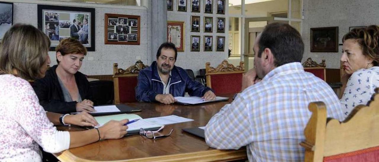 Asistentes a la Mesa Local de Comercio de Forcarei, en la mañana de ayer. // Bernabé / Javier Lalín