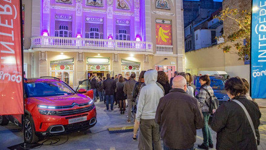 Cua a l&#039;entrada del teatre El Jardí.