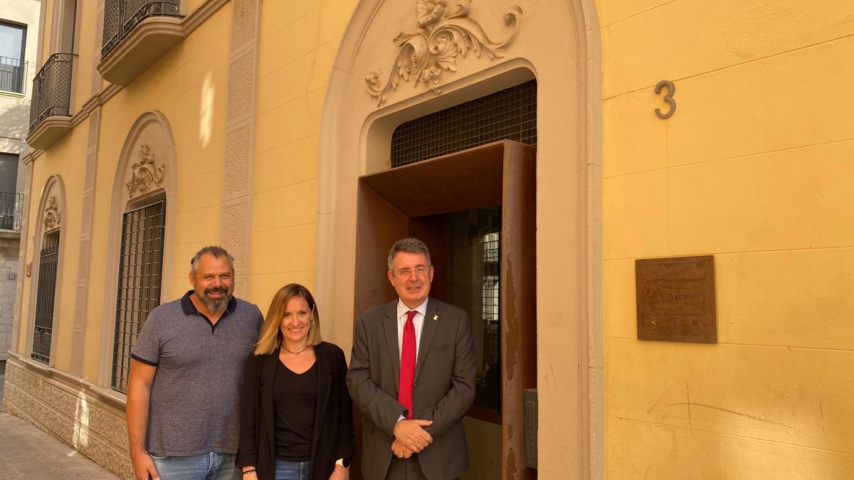 L’alcalde Miquel Noguer; la regidora de Benestar Social, Ester Busquets i l’assessor tècnic en Serveis Socials, Jordi Rustullet; a l’edifici del Portal, una dels espais dels nous serveis socials de Banyoles