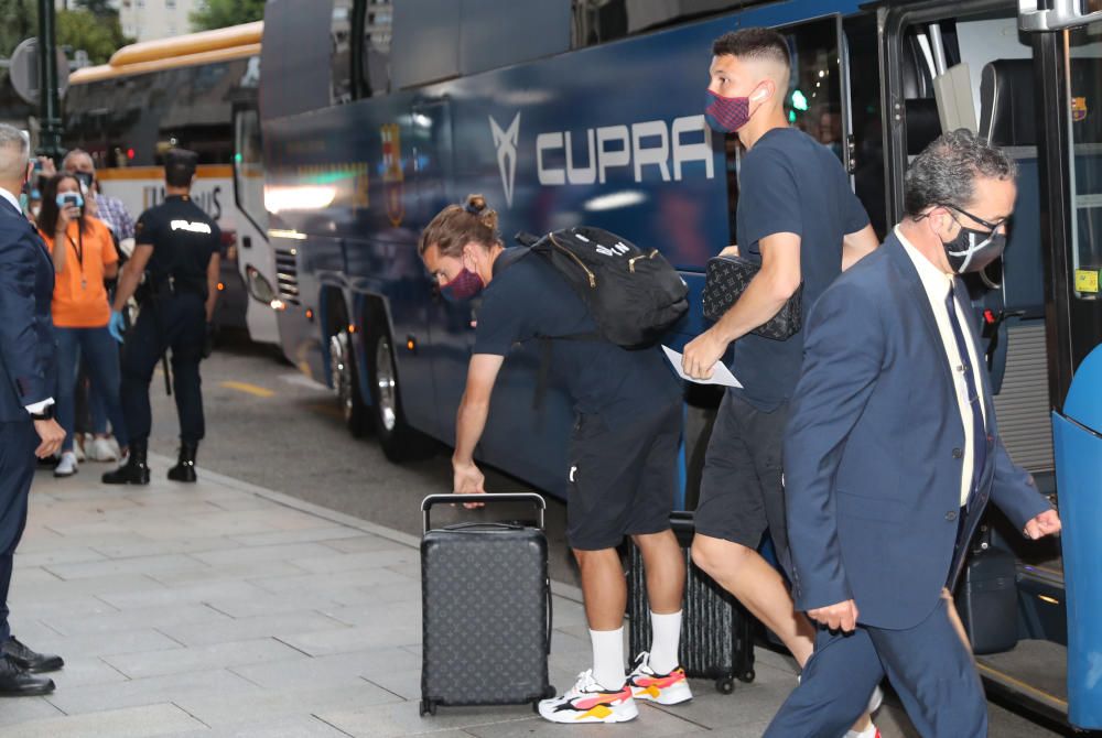 Los jugadores del Barcelona a su llegada al hotel en Vigo. // R. Grobas