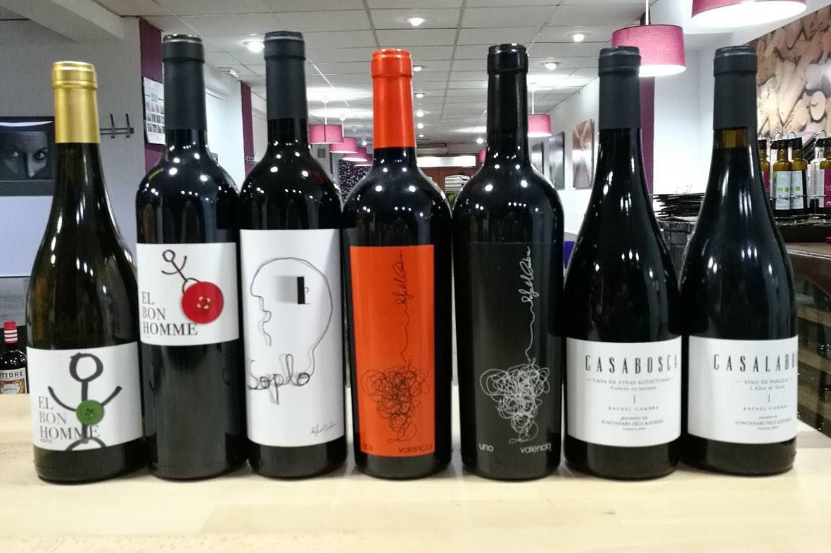 Colección de vinos de Rafael Cambra con sus múltiples productos.