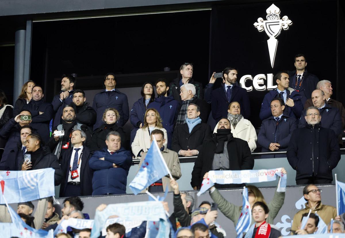 Autoridades con Marián Mouriño y Abel Caballero en la grada de Tribuna antes del partido Celta - PAOK en Balaídos