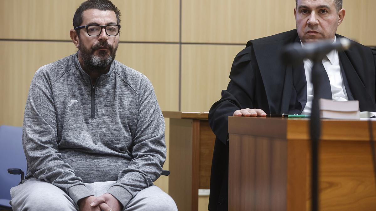El hombre acusado de matar a su hijo en Sueca durante el juicio, junto a su abogado.