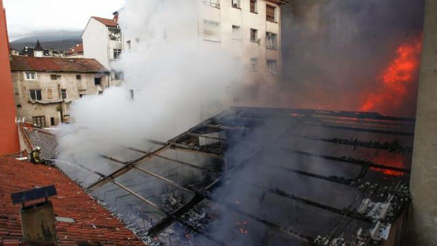 Cronología: Así ha sido el incendio en el bazar chino de Pumarín (Oviedo)