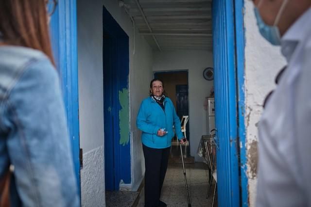 Recorrido con farmacéuticos por varios caseríos de Anaga, donde reparten medicamentos y atienden a personas en lugares aislados o con problemas para desplazarse  | 05/08/2020 | Fotógrafo: Andrés Gutiérrez Taberne