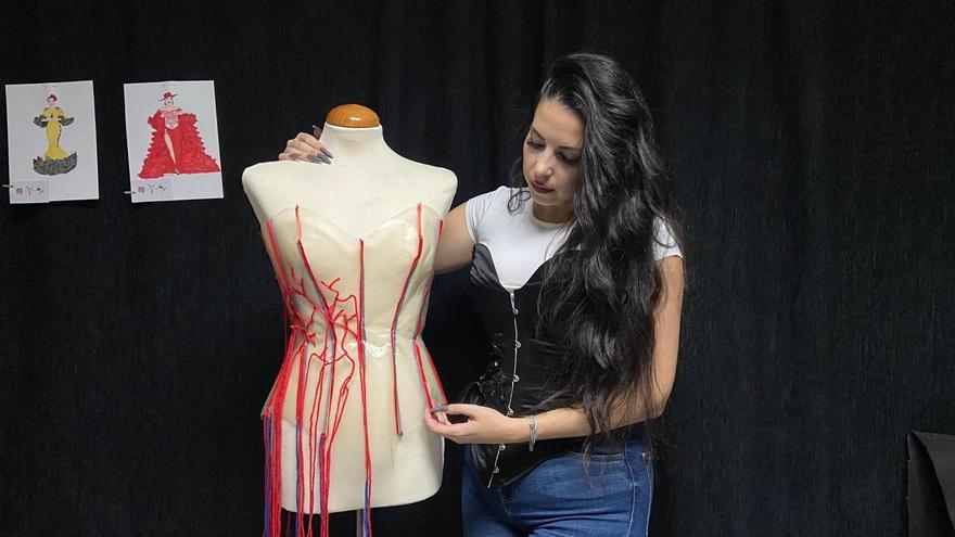 Emma Prieto, diseñadora de Plasencia, crea un corsé con tripa de embutir