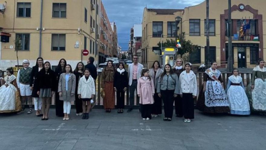 Los representantes de la sección Especial junto a las Falleras Mayores y Cortes de Honor. | FJFS