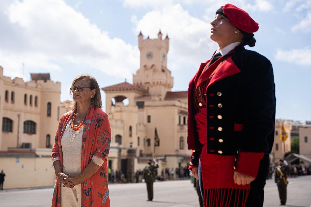 Cristina Gallach, galardonada este sábado por el Regimiento Barcelona, junto a una integrante de la unidad militar con atavío histórico.