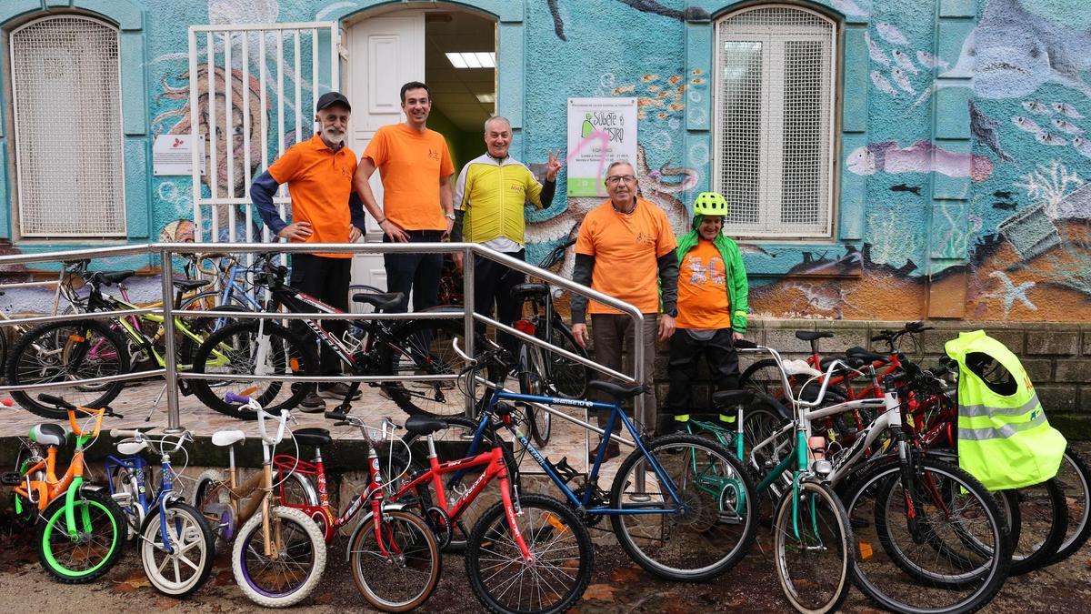 José Magdalena, Ignacio Jiménez, Javier Jiménez, Francisco Pereira y Antonio Montero, en O Castro, con bicicletas que donarán.