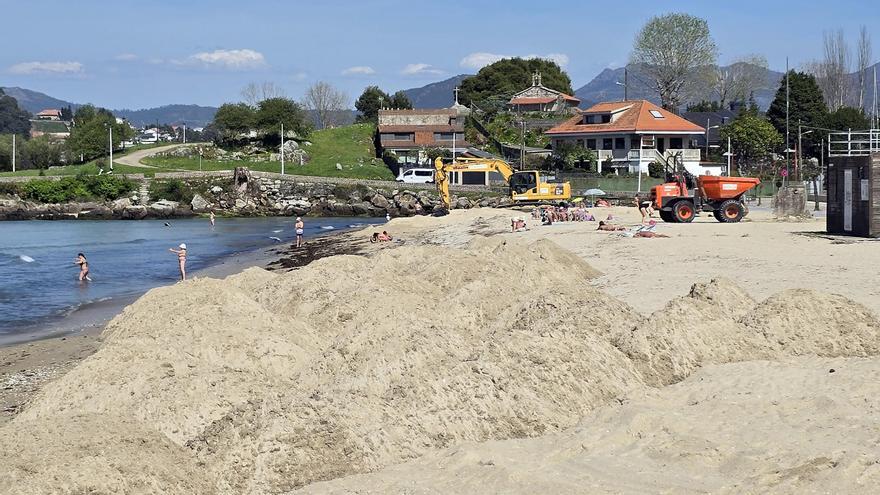 Devuelven 50 toneladas de arena a su sitio en la playa baionesa de Santa Marta