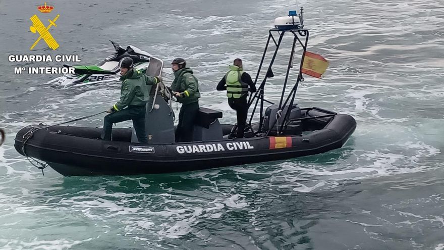 La Guardia Civil rescata en Ares al piloto de una moto de agua a punto de hundirse