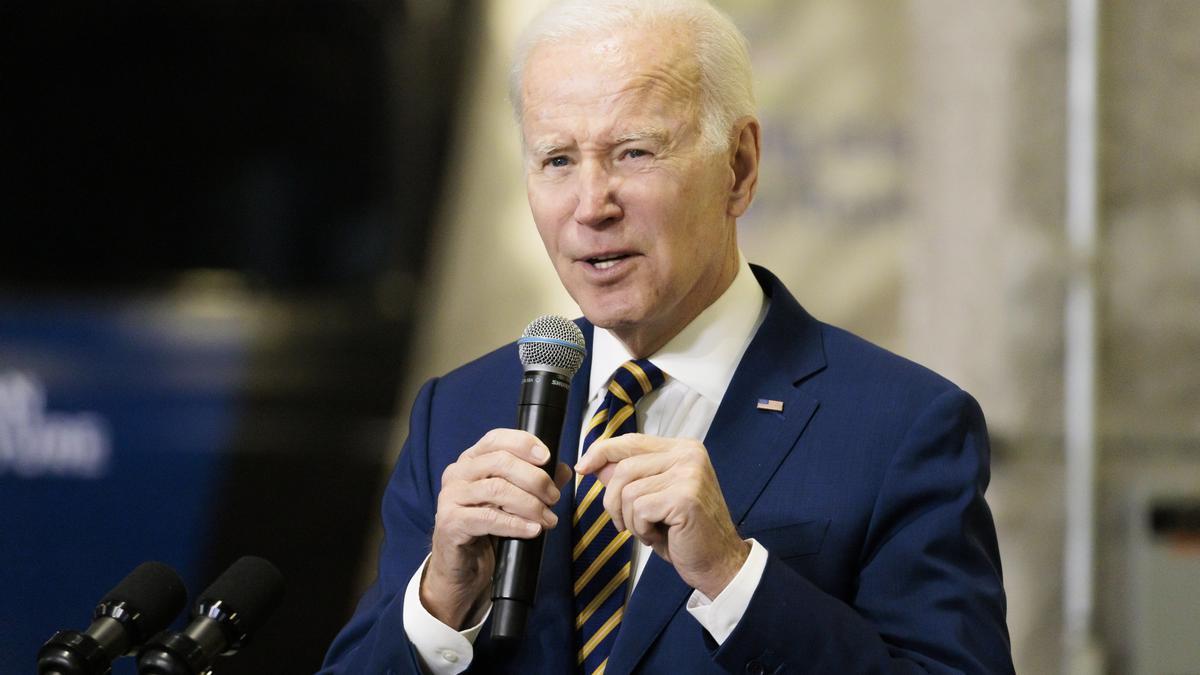 El FBI registró una oficina de Biden en busca de documentos, según medios estadounidenses.