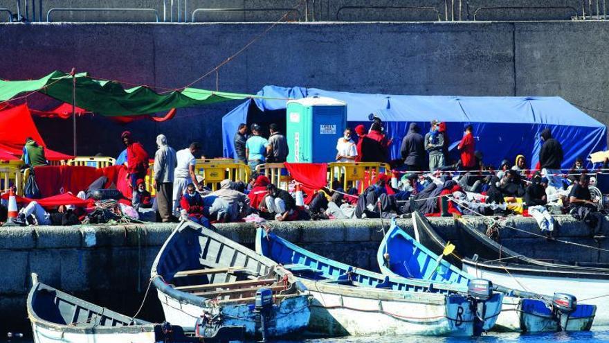 Campamento de migrantes en el muelle de Arguineguín, donde duermen hacinadas más de 1.900 personas. | | BORJA SUÁREZ/REUTERS