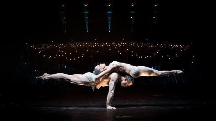 Dos artistas del Circo del Sol ejecutan una acrobacia.