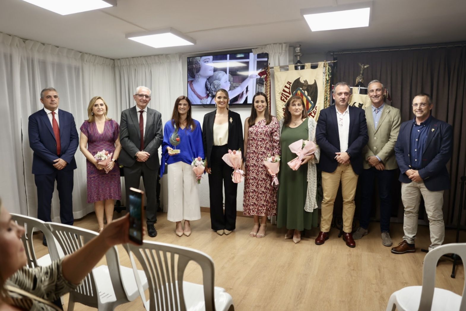 De fallera de l'Antiga a fallera de l'Antiga: Almirante Cadarso entrega el premio Algarra