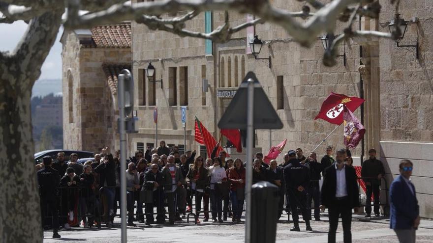 Manifestantes en la plaza de Claudio Moyano.