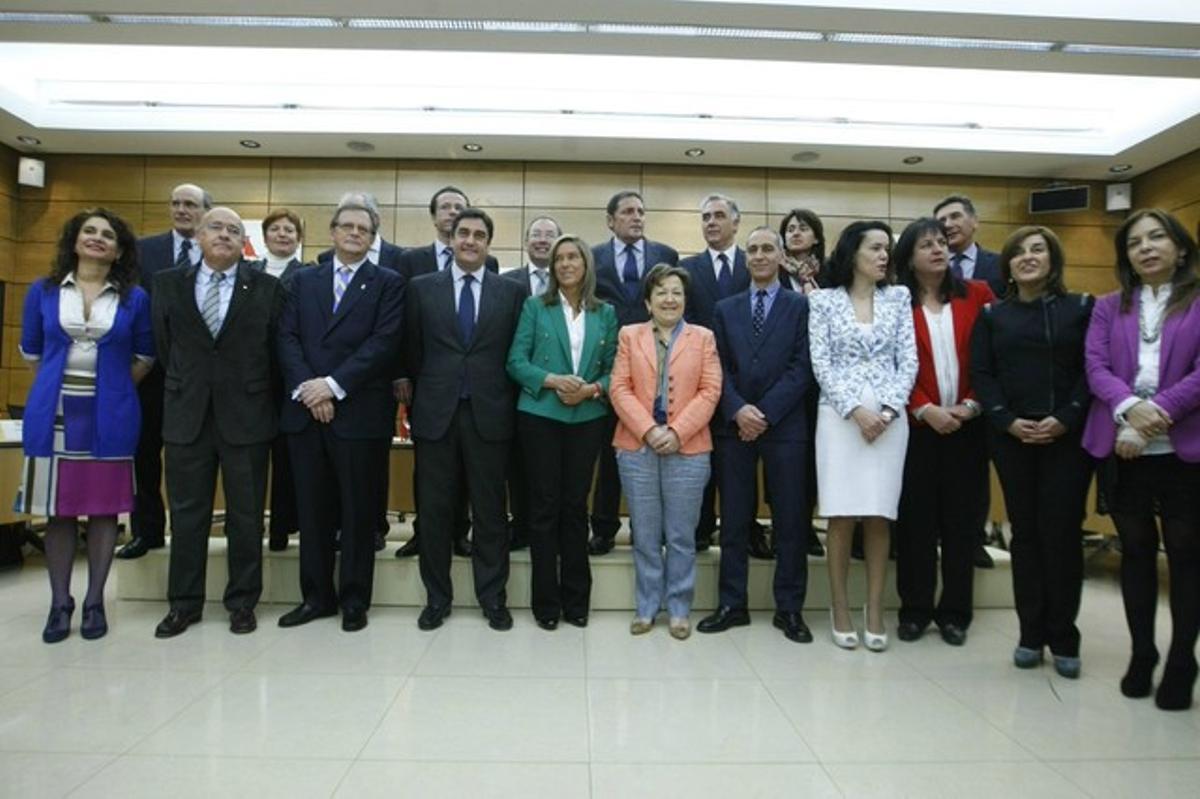 La ministra de Sanitat, Ana Mato (amb jaqueta verda, al centre), amb els consellers de Sanitat de les autonomies, aquest dimecres, a Madrid. La ministra de Sanitat, Ana Mato (amb jaqueta verda, al centre), amb els consellers de Sanitat de les autonomies, aquest dimecres, a Madrid.
