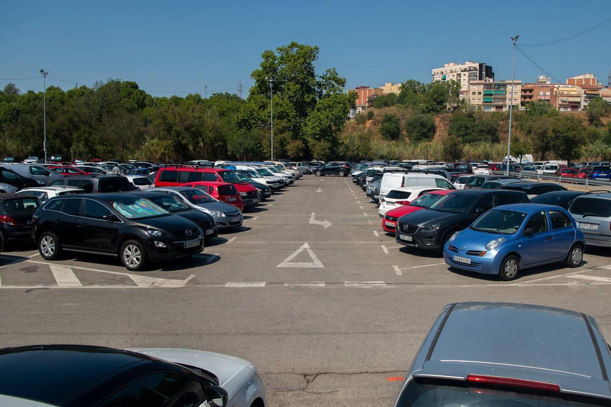 Parking ubicado al limite de la Zona de Bajas Emisiones de Rubí.