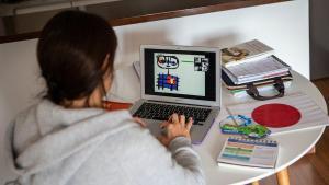 Una profesora de educación infantil prepara los contenidos para su próxima clase a distancia.