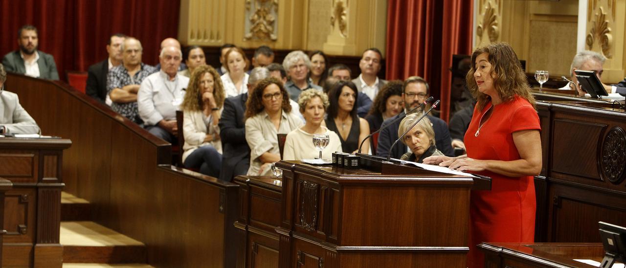 La presidenta del Govern, Francina Armengol, eta mañana durante su discurso en el Parlament.