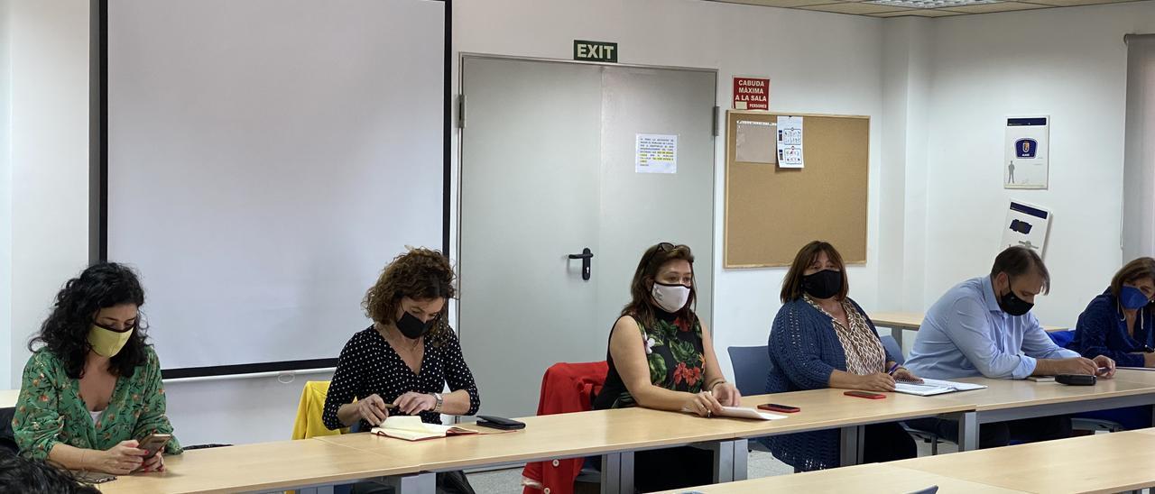 Rosario Sánchez y Mercedes Garrido, durante la reunión con los sindicatos.