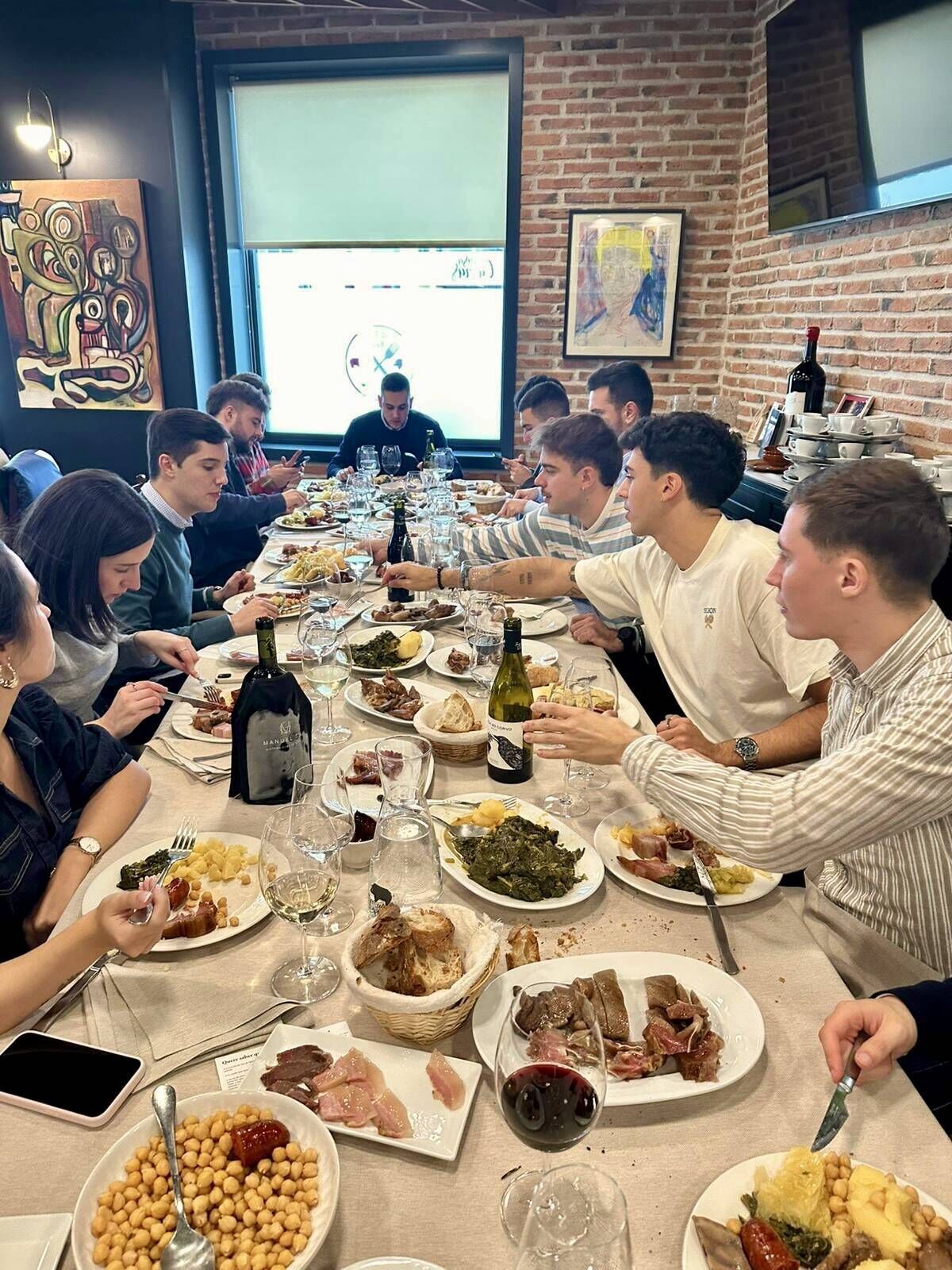 Comensales degustan un cocido en un restaurante de Lalín.