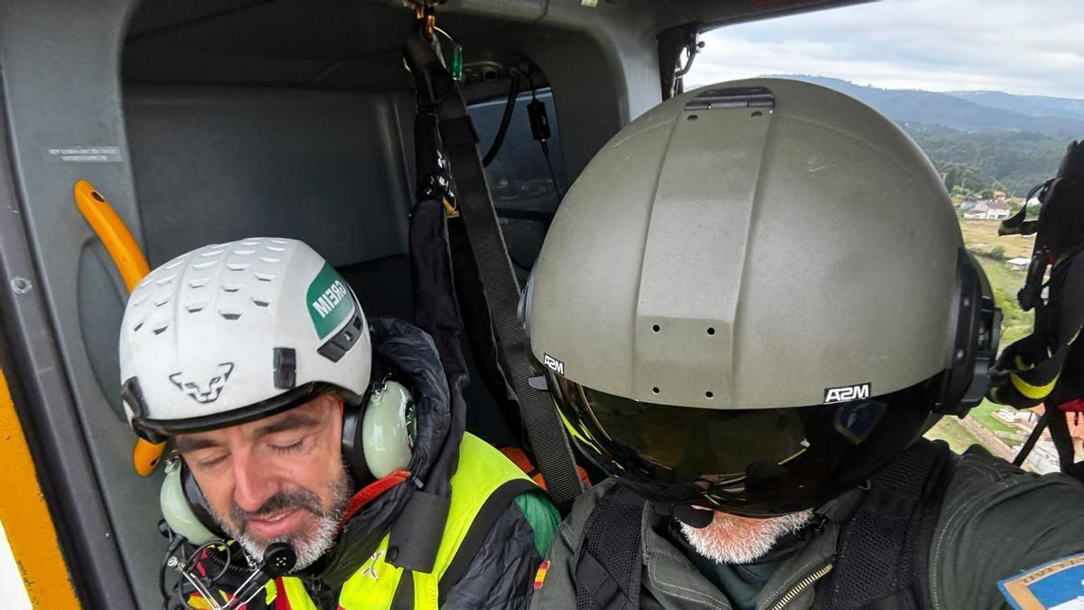 Agentes, en el helicóptero de la Guardia Civil.