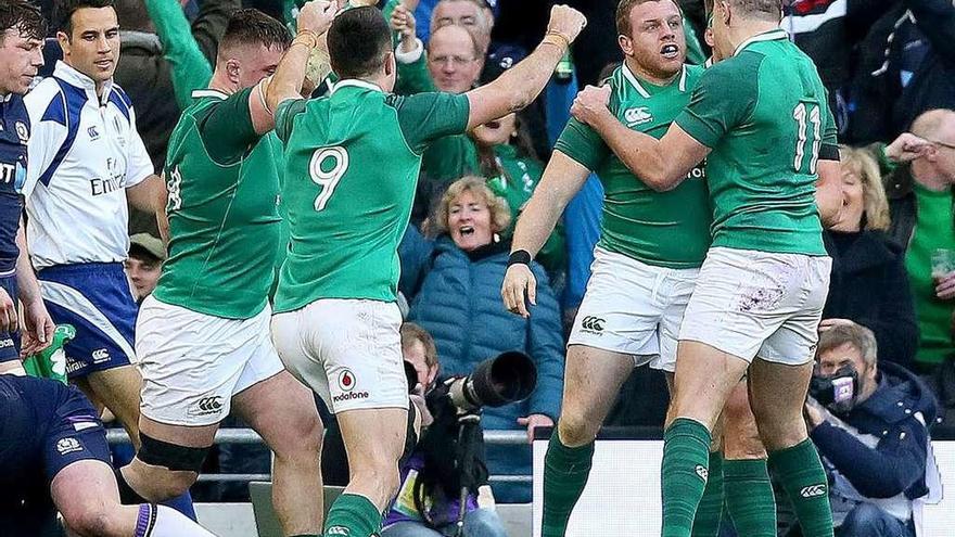 Los irlandeses celebran el triunfo frente a Escocia.