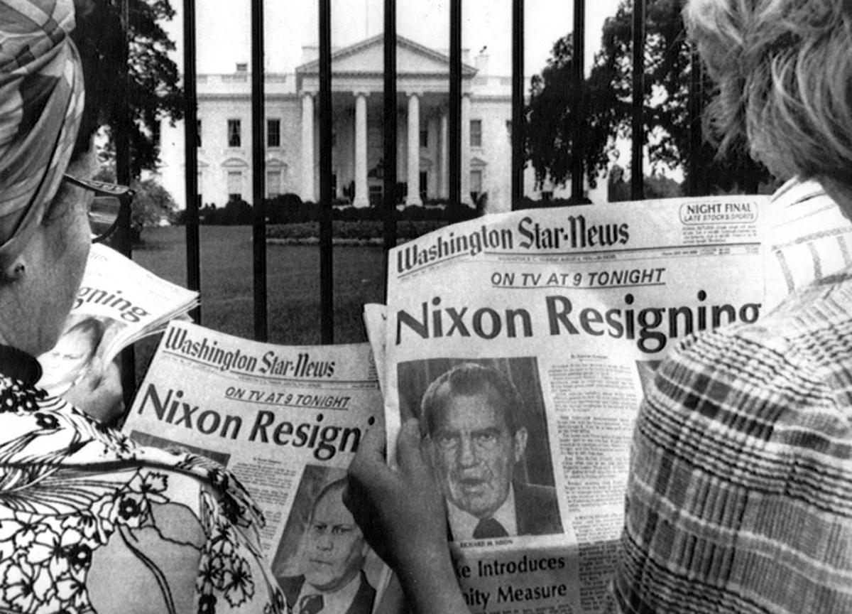 Portadas recogen la dimisión del presidente Richard Nixon tras el escándalo del Watergate.
