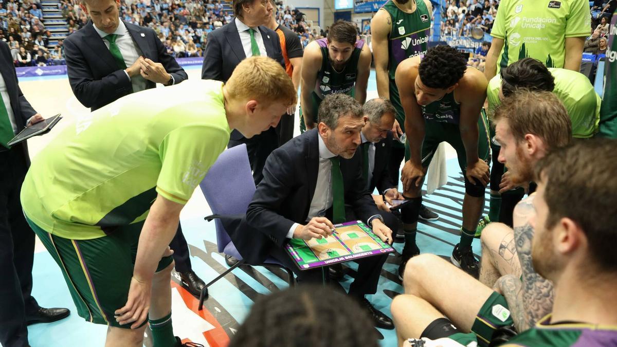 Ibon Navarro se dirige a sus jugadores en el Breogán-Unicaja.