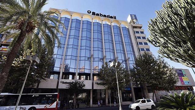 El edificio corporativo de Banco Sabadell en Alicante donde esta la sede social de Sogeviso.