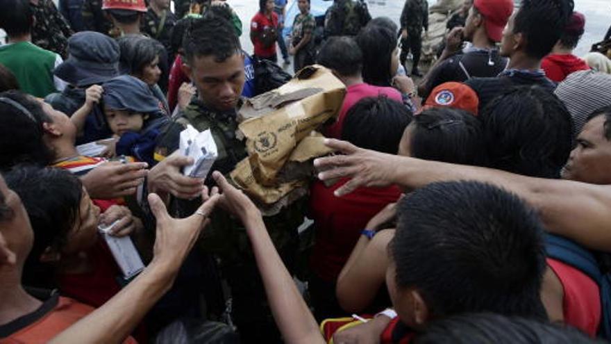 Soldados reparten ayuda entre los supervivientes del tifon.