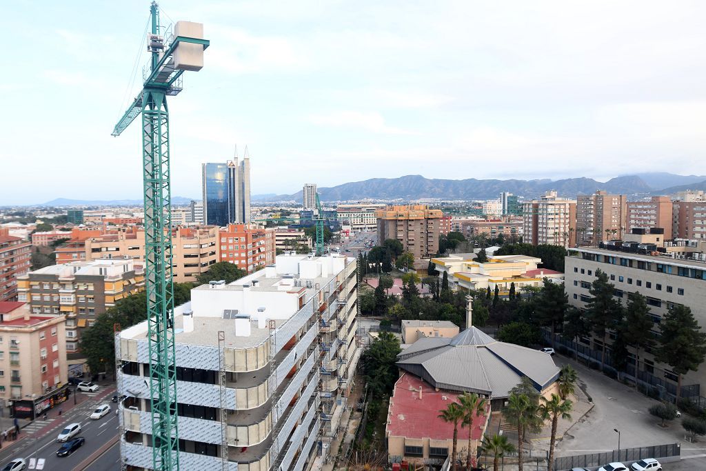 Un hombre amenaza con tirarse desde una grúa en Murcia