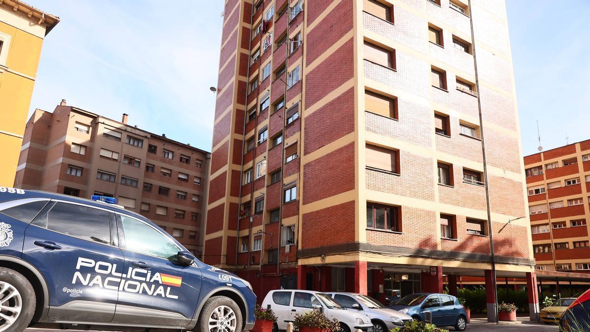 Un coche de la Policía junto al edificio en el que ocurrió el suceso.