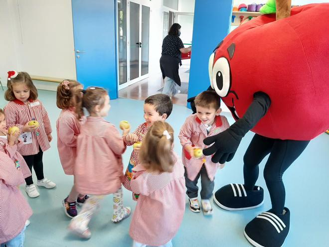 Los niños de Villaviciosa comen "Manzanina" para estar más sanos
