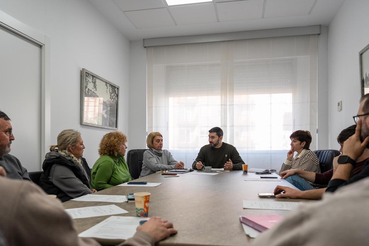 Foto de una reunión del equipo de gobierno para trabajar en el programa de fiestas del Cristo.