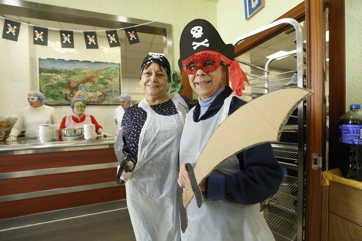Voluntarios de la Cocina Económica disfrazados de piratas.
