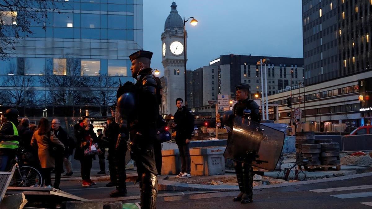 Agentes antidisturbios, cerca de la entrada de la estación de trenes de Lyón, en París, el 28 de febrero del 2020