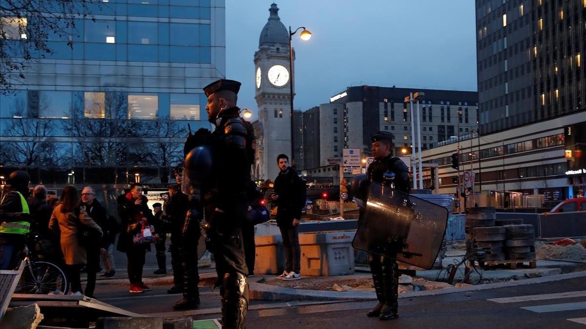 zentauroepp52542064 riot police officers stand near the scene of a fire next to 200228185431