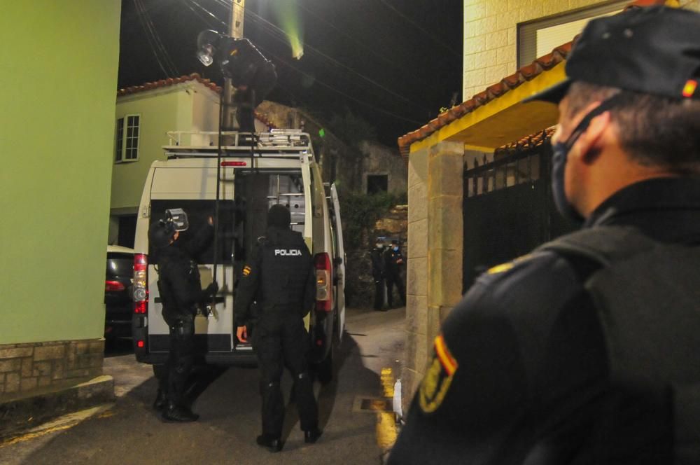 Efectivos del GOES de la Policía Nacional, frente a la vivienda del hombre.