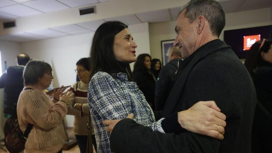 La portavoz municipal de IU, Yasmina Triguero, abraza a Ovidio Zapico, a su llegada a la sede del partido.  | MIKI LÓPEZ