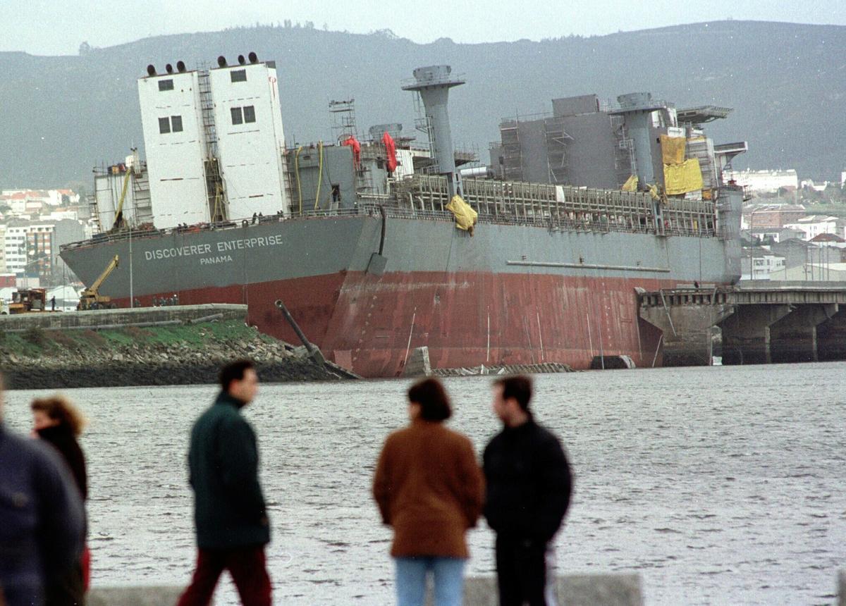 Vecinos observando el &quot;Discoverer Enterprise&quot;, encajado en el puente de As Pías.